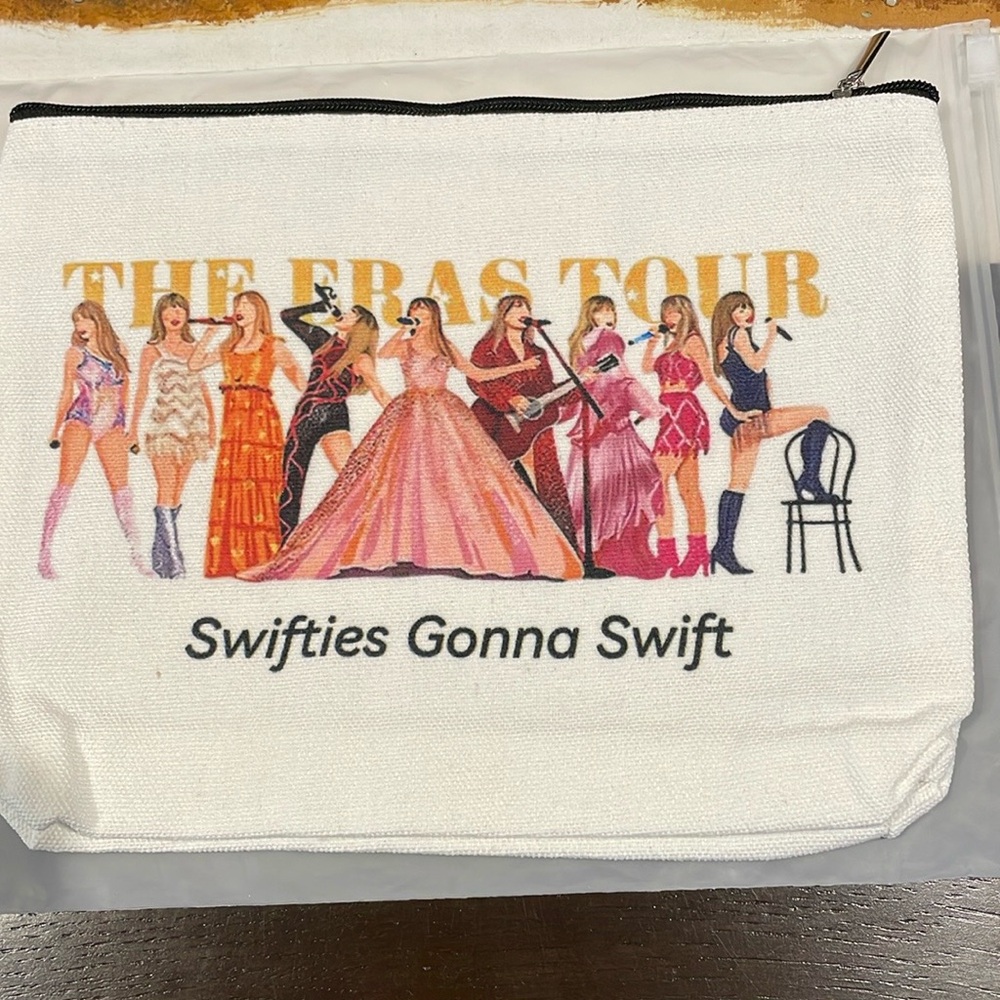 Gorgeous makeup bag and 10 bracelets NIB - Picture 2 of 5